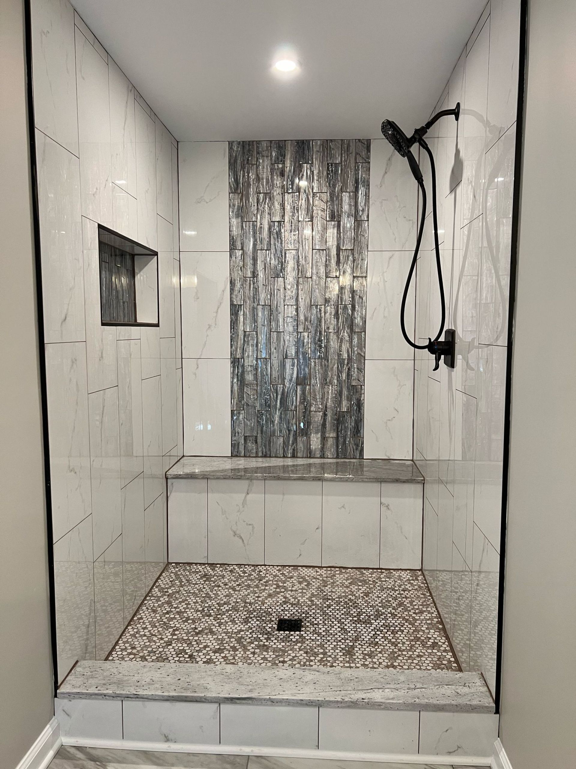 Bathroom-with-Transition-2-Tone-Tile-Work